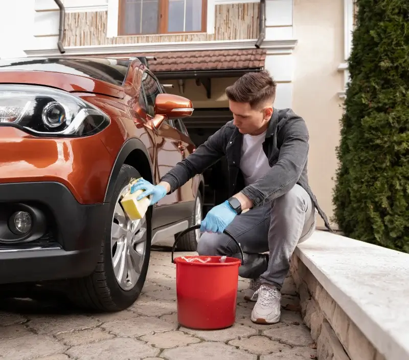 Lavage auto à domicile Pont-Aven : professionnel intervenant sur un véhicule